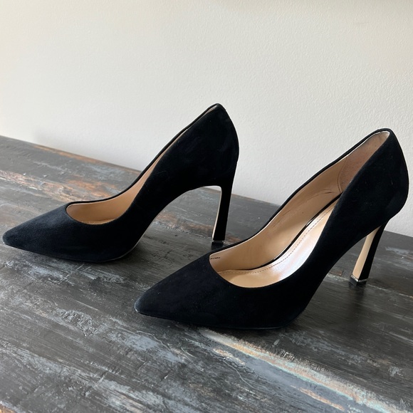 WHBM sz 8 Black, Suede Pumps with curved heel. Like new!!! - Picture 1 of 10